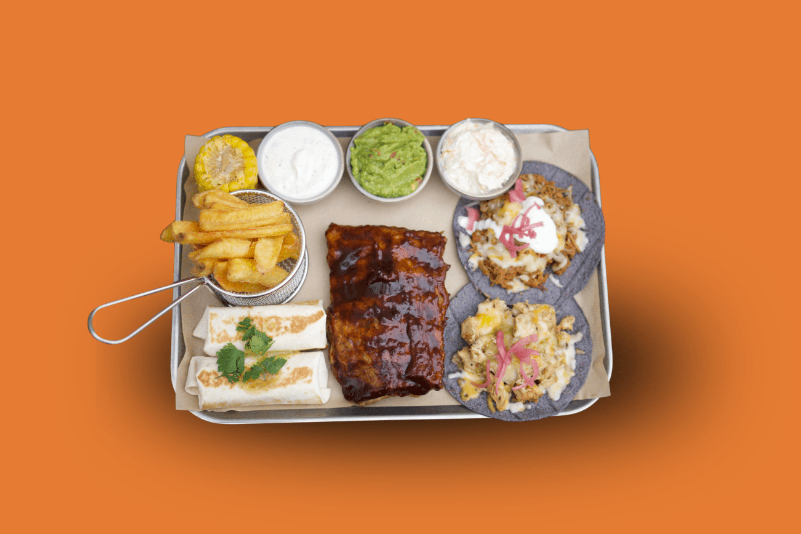 Spareribs, 2 Tacos, 2 Mini-Burritos (Pollo/Jackfruit), Coleslaw, Fries, Maiskolben, Guacamole, Sour Cream