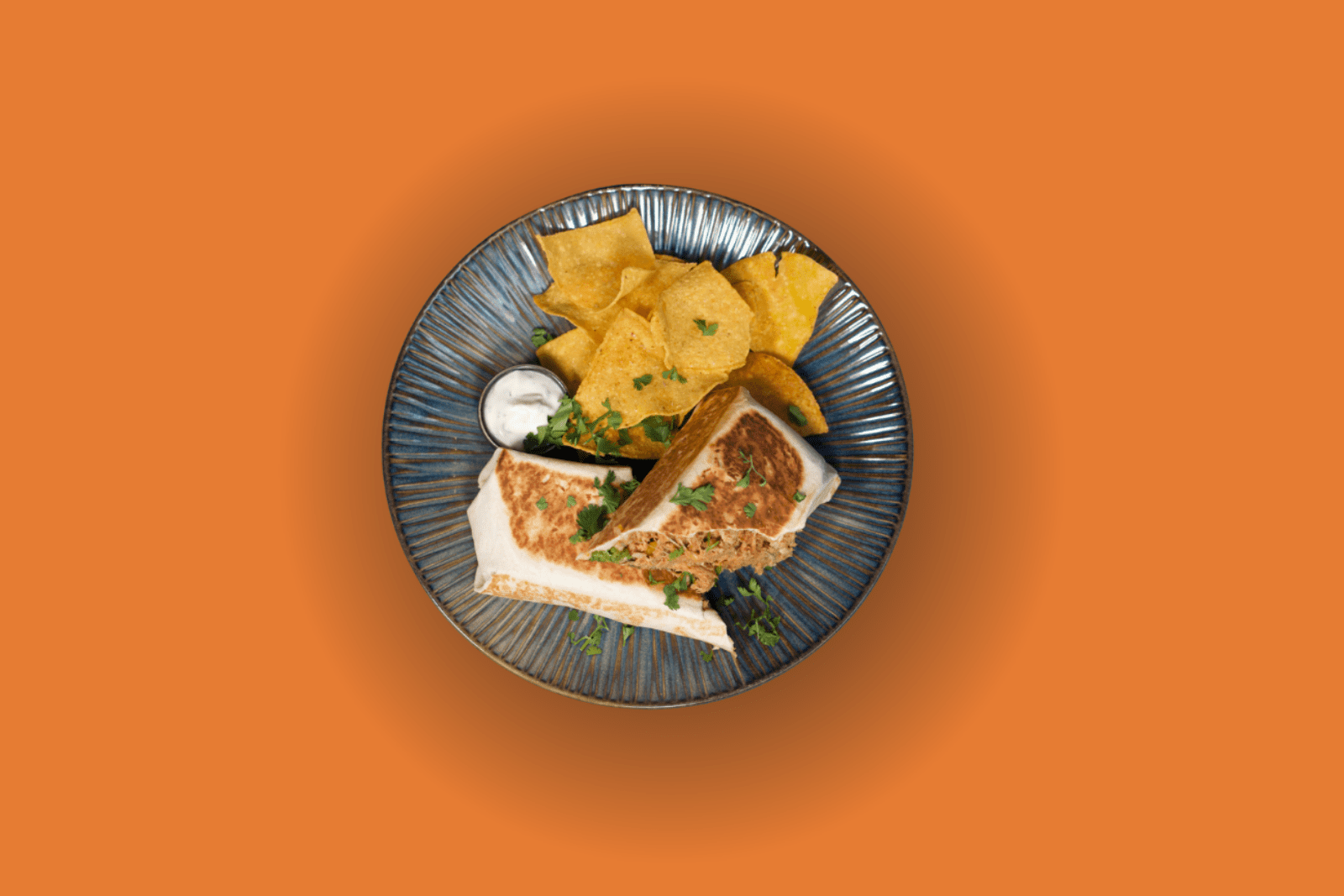 Bowl mit Hähnchen, Grillgemüse, Reis, Käse, Limette und eingelegten Zwiebeln