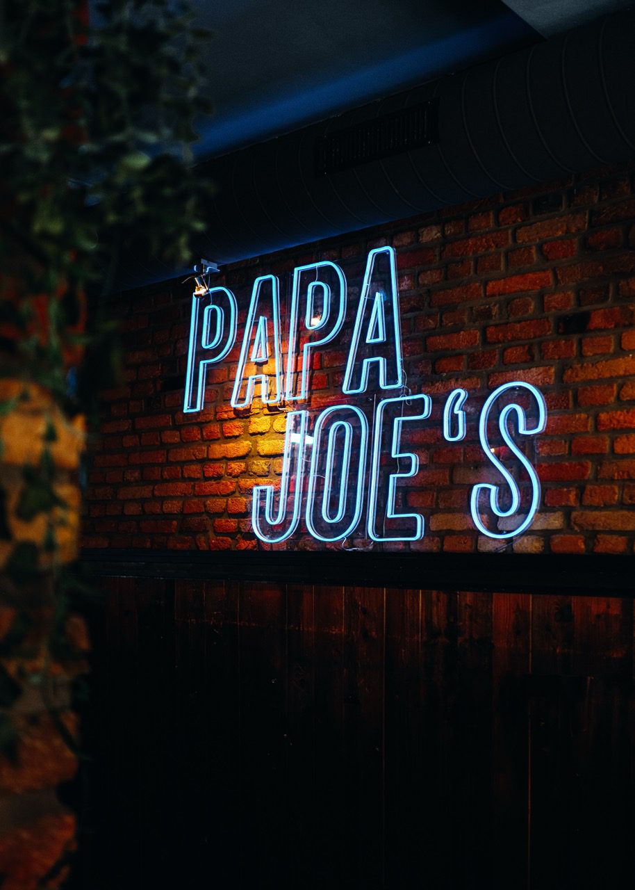 Neon-Schriftzug im Papa Joe’s Ingolstadt
