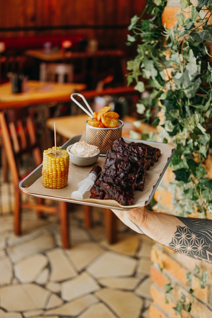 Szenisch angerichtete BBQ-Spareribs im Papa Joe's